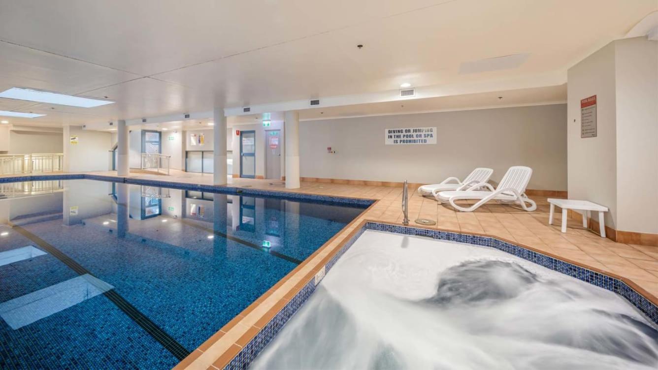 Escape - Style Pool, & Gym Apartment Sydney